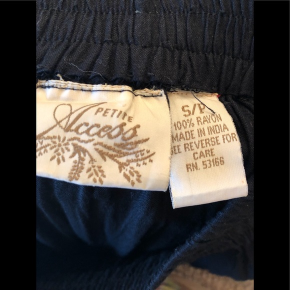 Petite Access skirt black with button accents - Picture 4 of 5